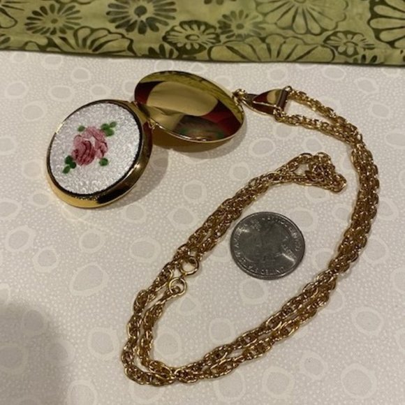 ❤️❤️Gold Tone White Flower Guilloche Large Enamel Locket NECKLACE - Picture 12 of 12